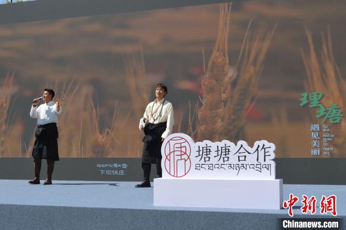 “康巴漢子”現(xiàn)場(chǎng)獻(xiàn)唱。　朱凌捷 攝