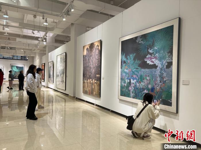 圖為全國(guó)青年教師中國(guó)畫(huà)學(xué)術(shù)邀請(qǐng)展吸引學(xué)生觀展。　鐘旖 攝