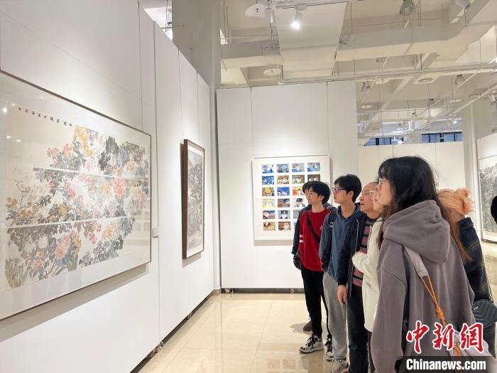 圖為全國(guó)青年教師中國(guó)畫(huà)學(xué)術(shù)邀請(qǐng)展現(xiàn)場(chǎng)。　鐘旖 攝