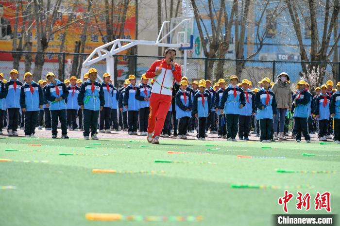 圖為學(xué)生在跳繩教練齊景龍的指導(dǎo)下做準(zhǔn)備運(yùn)動(dòng)。　貢嘎來松 攝