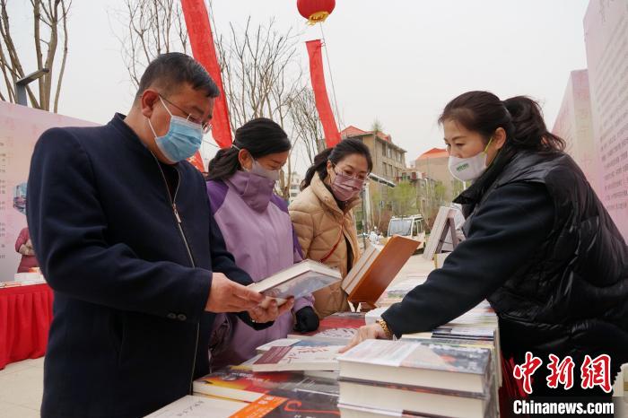 圖為民眾在活動現(xiàn)場購書?！●R銘言 攝