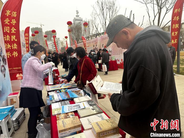 圖為民眾在活動現(xiàn)場讀書、購書。　李雋 攝