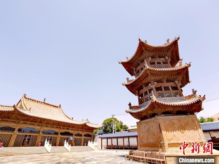 圖為阿河灘清真寺局部?！?zhí)砀?攝