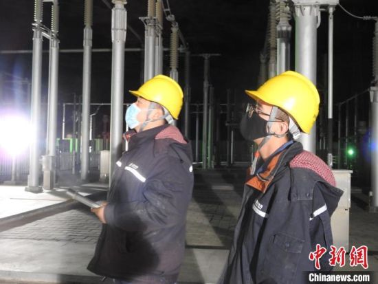 圖為5月10日凌晨，國網(wǎng)青海檢修公司柴達(dá)木換流站運維人員在進(jìn)行柴拉直流系統(tǒng)停電操作?！∫杂?攝