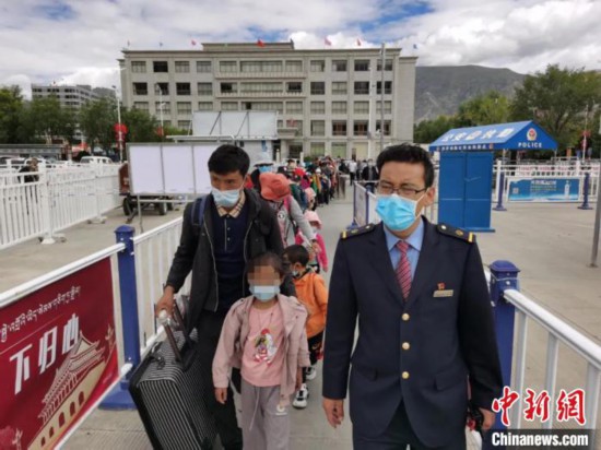 圖為拉薩車站工作人員為西藏先心病患兒和陪同人員提供“綠色”接力幫扶，并開通了專門通道，讓他們快速進站上車。拉薩車站 供圖