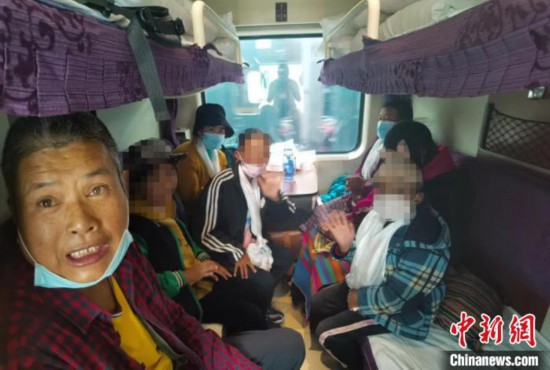 圖為乘坐Z266次列車的西藏先心病患兒和陪同人員。拉薩車站 供圖