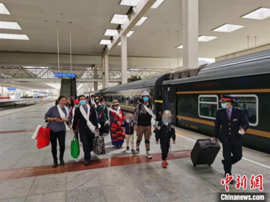 圖為拉薩車站工作人員為西藏先心病患兒和陪同人員提供“綠色”接力幫扶，并開通了專門通道，讓他們快速進站上車。拉薩車站 供圖