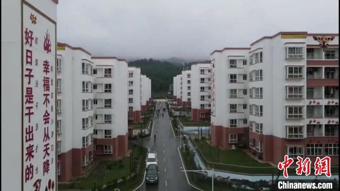 越西縣最大的易地扶貧搬遷安置點(diǎn)——城北感恩社區(qū)?！『武?攝