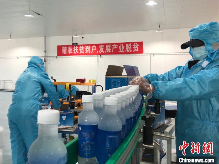圖為阿里地區(qū)措勤縣某飲用水加工公司，該公司以“基地+公司+貧困民眾”為運(yùn)營模式，帶動貧困民眾68戶232人?！≈x牧 攝