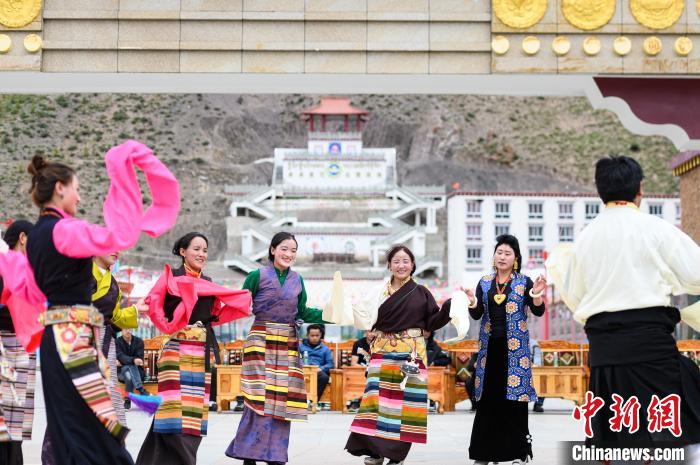 圖為西藏昌都市洛隆縣易地搬遷安置點(diǎn)阿托卡小康示范新村村民載歌載舞慶脫貧(資料圖)?！『闻罾?攝