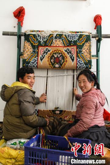 圖為1月15日，在日喀則市謝瑪氆氌農(nóng)村合作社，拉孜村一對(duì)夫婦在編織卡墊(資料圖)?！≮w朗 攝