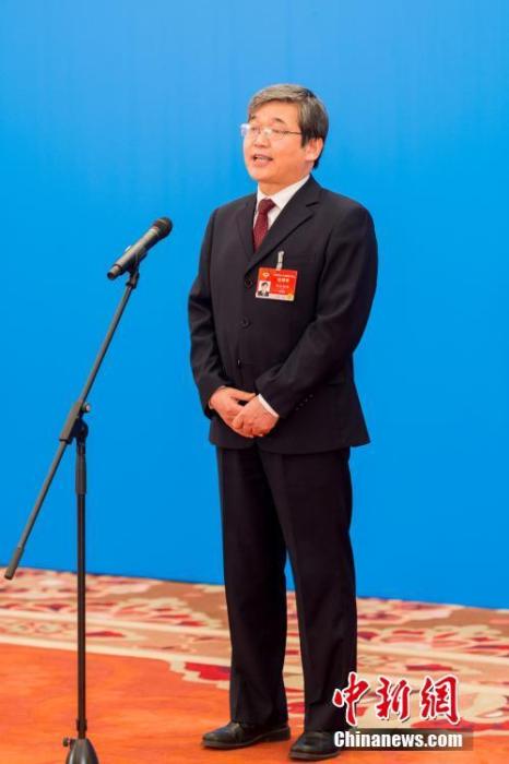 3月10日，全國(guó)政協(xié)十三屆四次會(huì)議第三場(chǎng)“委員通道”采訪活動(dòng)在北京人民大會(huì)堂新聞發(fā)布廳舉行。圖為全國(guó)政協(xié)委員阿拉坦倉(cāng)通過(guò)網(wǎng)絡(luò)視頻方式接受媒體采訪。<a target='_blank' ><p  align=