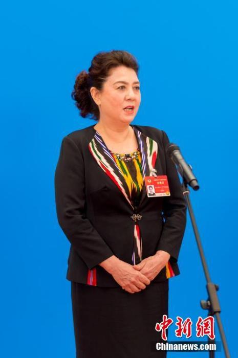 3月10日，全國(guó)政協(xié)十三屆四次會(huì)議第三場(chǎng)“委員通道”采訪活動(dòng)在北京人民大會(huì)堂新聞發(fā)布廳舉行。圖為全國(guó)政協(xié)委員古麗帕麗·阿不都拉通過(guò)網(wǎng)絡(luò)視頻方式接受媒體采訪。<a target='_blank' ><p  align=