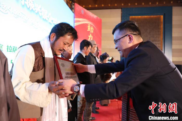 圖為拉薩市銀企對(duì)接洽談會(huì)現(xiàn)場(chǎng)?！「裆愔?攝