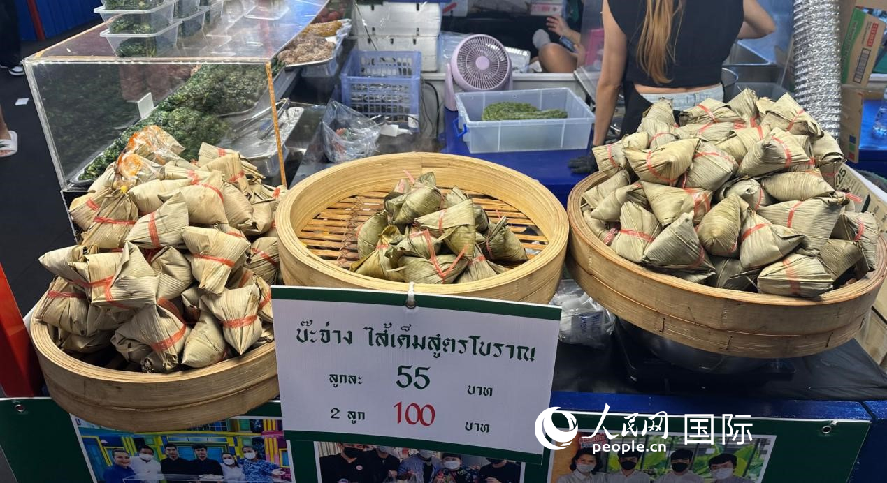 泰國街頭小吃店售賣粽子。人民網(wǎng)記者 簡承淵攝