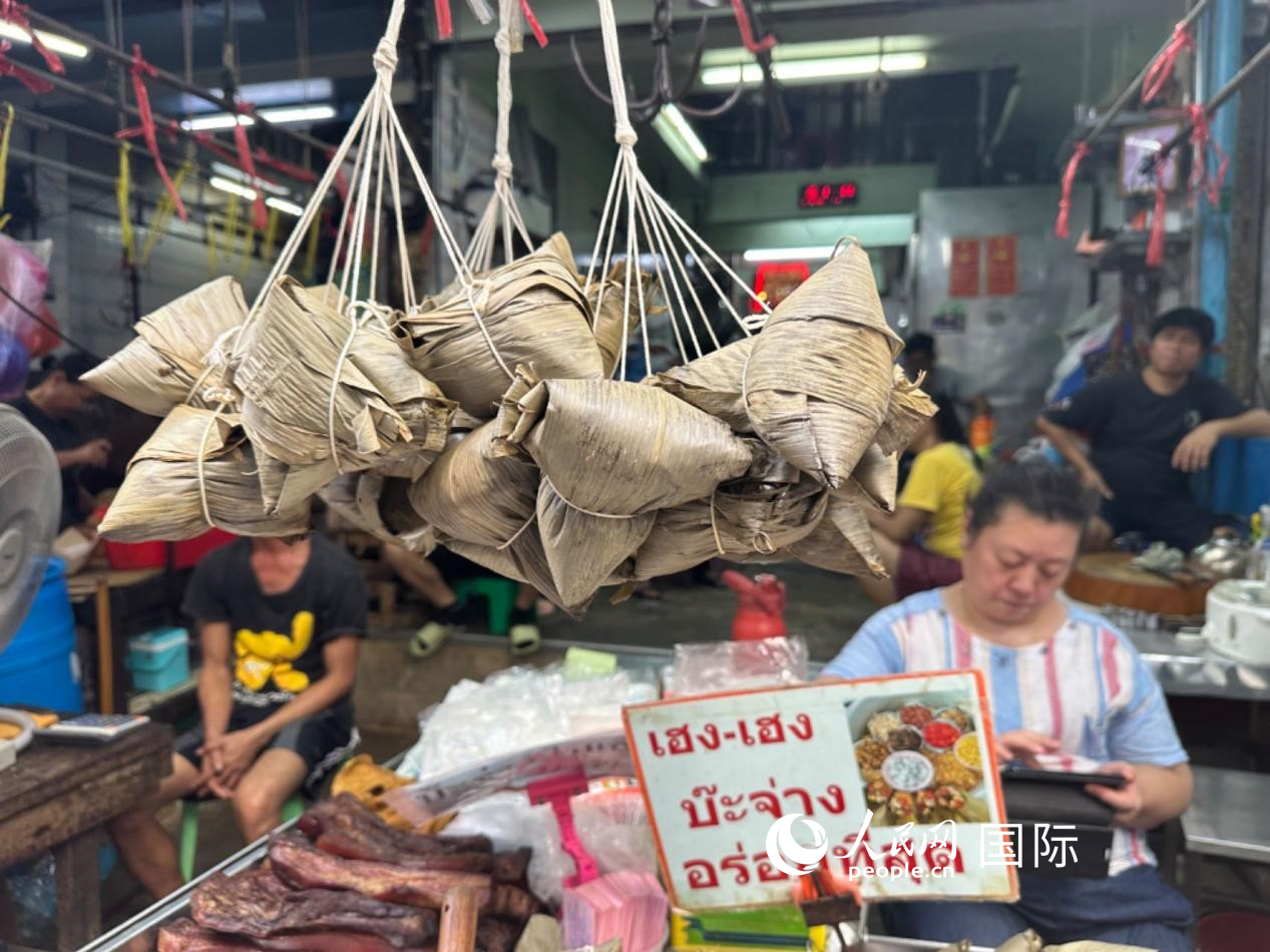唐人街店鋪售賣的粽子。人民網(wǎng)記者 簡承淵攝