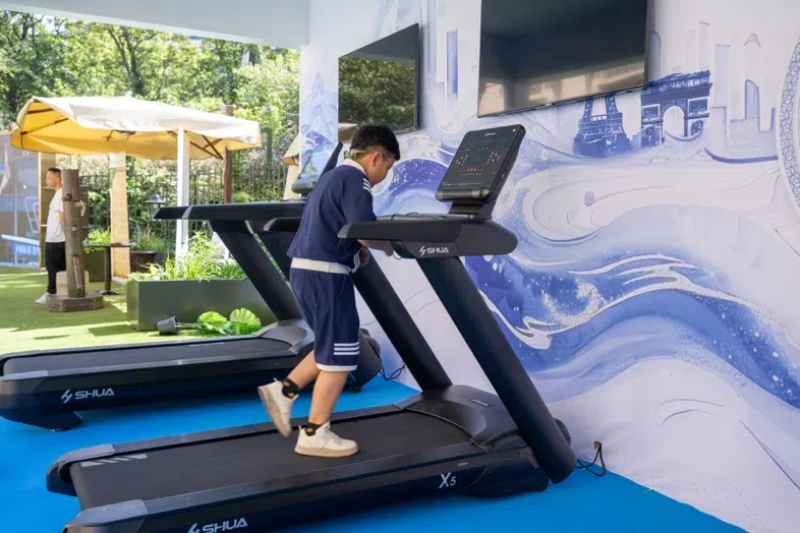 小朋友在智慧體育公園體驗(yàn)跑步機(jī)。巴黎