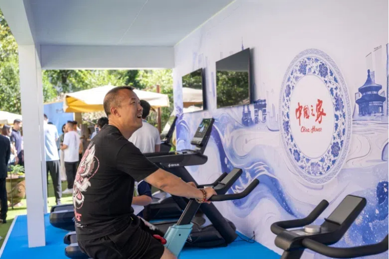 參觀者在智慧體育公園體驗(yàn)動(dòng)感單車。巴黎