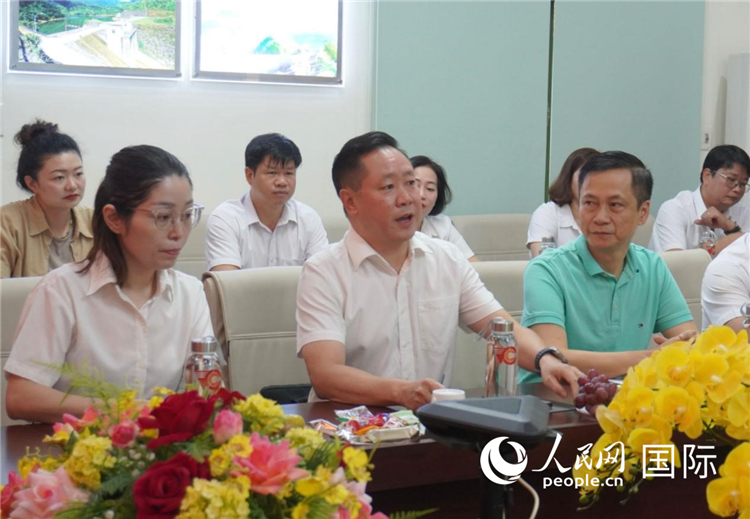 越中電力公司董事長李志雄（前排左二）介紹越南電力情況。葛沙莎攝