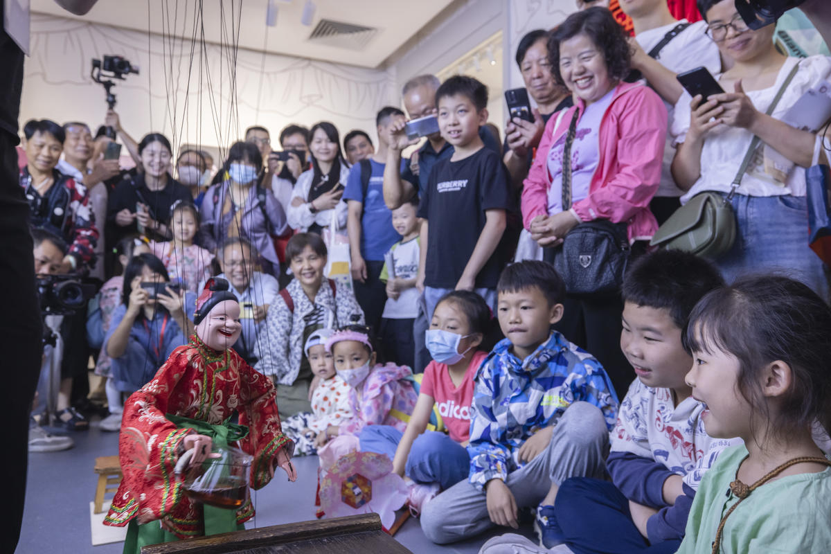5月1日，廣州市白鵝潭大灣區(qū)藝術(shù)中心非物質(zhì)文化遺產(chǎn)館內(nèi)，精彩的梅縣提線木偶戲表演吸引了眾多游客駐足觀賞。 來源：人民圖片網(wǎng)