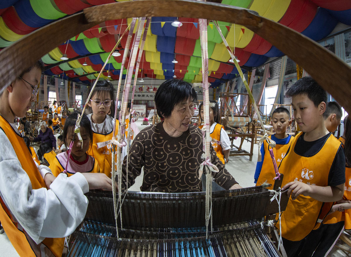 5月1日，在山西省永濟市開張鎮(zhèn)東開張村的惠暢土布文化園，土布制作技師教游客織布技藝。 來源：人民圖片網(wǎng)