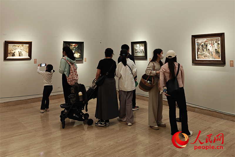 “五一”假期，游客在中國美術(shù)館參觀“大美勞動者——中國美術(shù)館藏勞動題材美術(shù)作品展（第二期）”。人民網(wǎng)記者 韋衍行攝