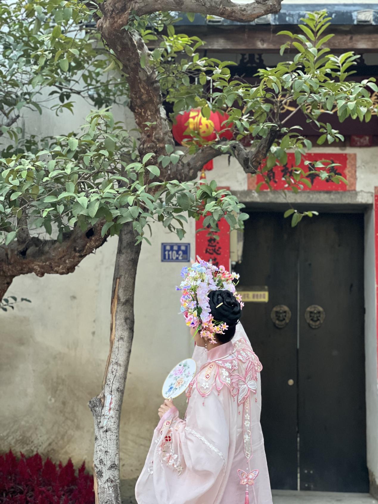 福建泉州，頭戴簪花的游客正拍照留念。人民網(wǎng) 歐陽(yáng)易佳攝