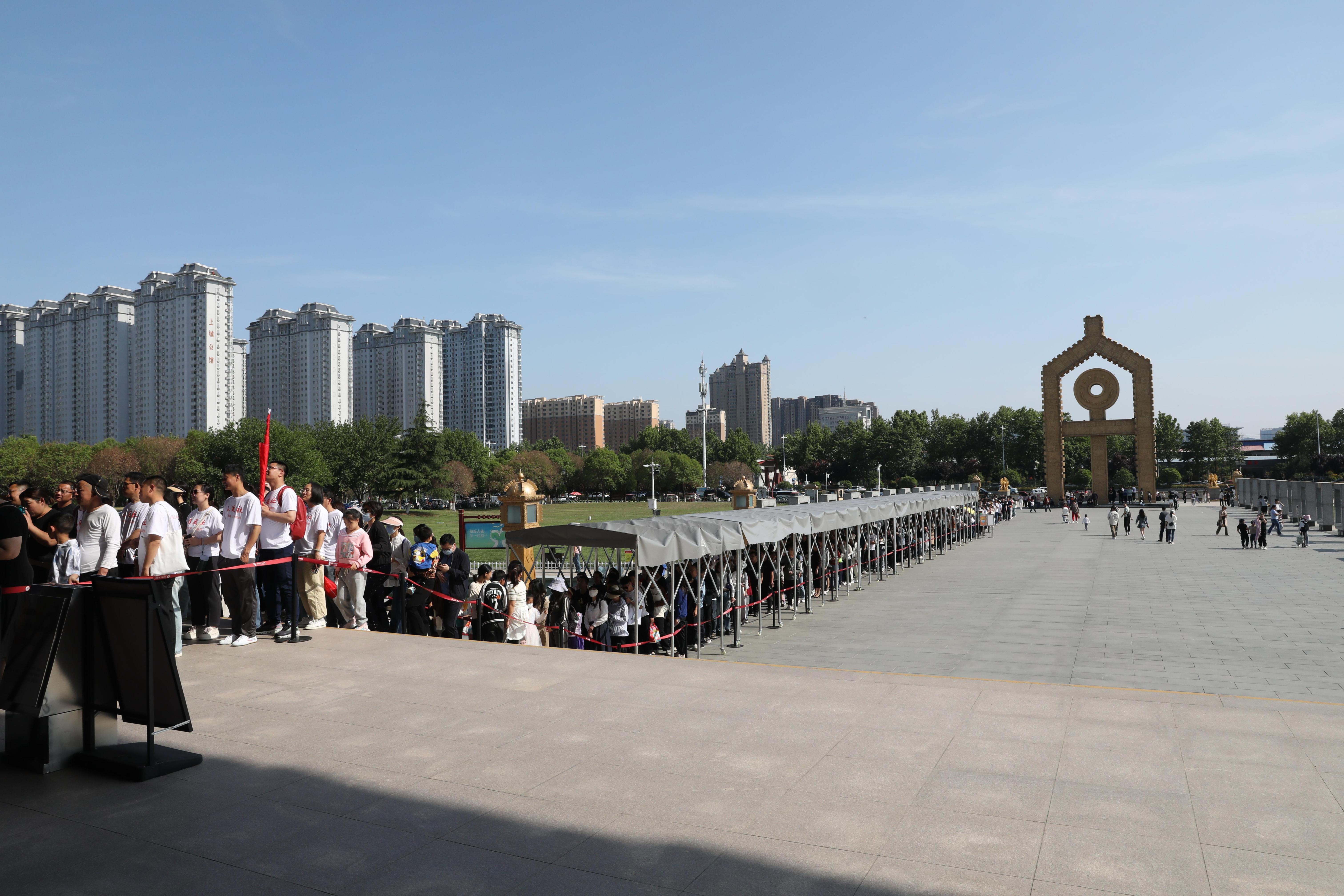 “五一”期間，中國文字博物館外游客有序排隊(duì)。中國文字博物館供圖