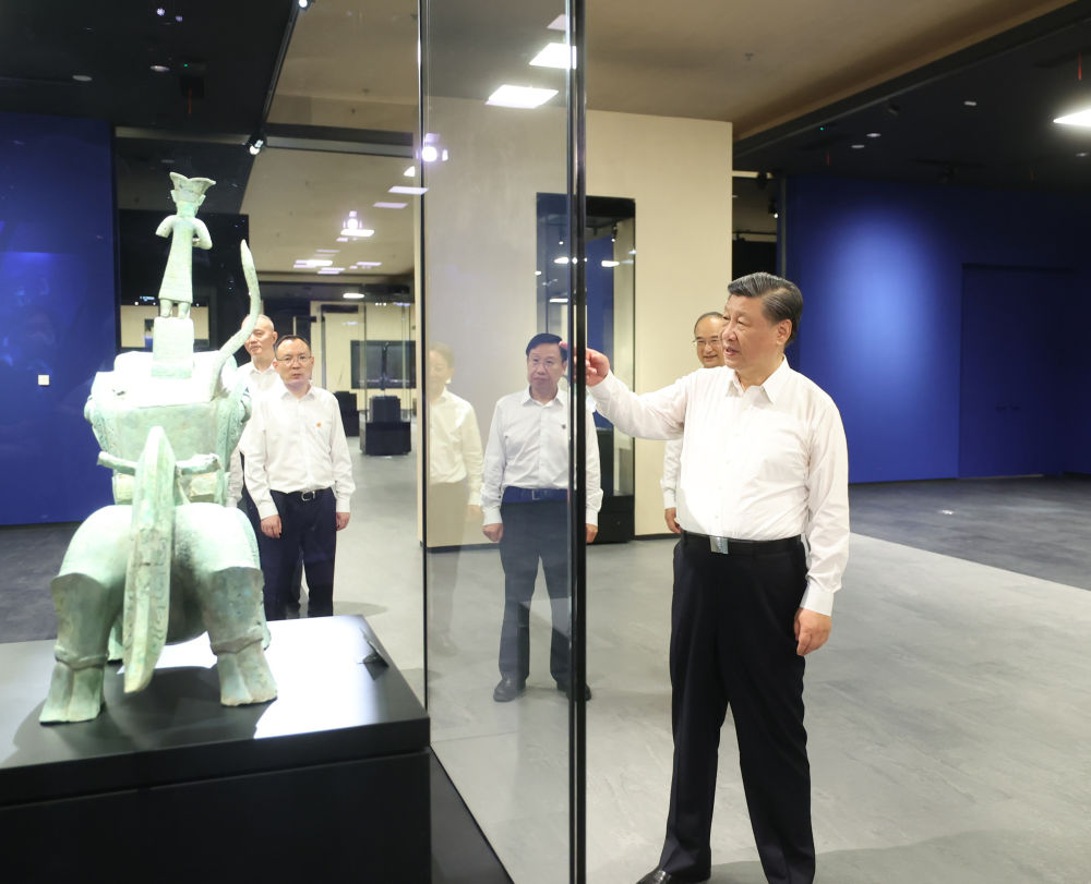 2023年7月26日，習(xí)近平總書記在四川省德陽市考察了三星堆博物館，了解當(dāng)?shù)貧v史文化遺址發(fā)掘研究、文物保護(hù)修復(fù)等情況。