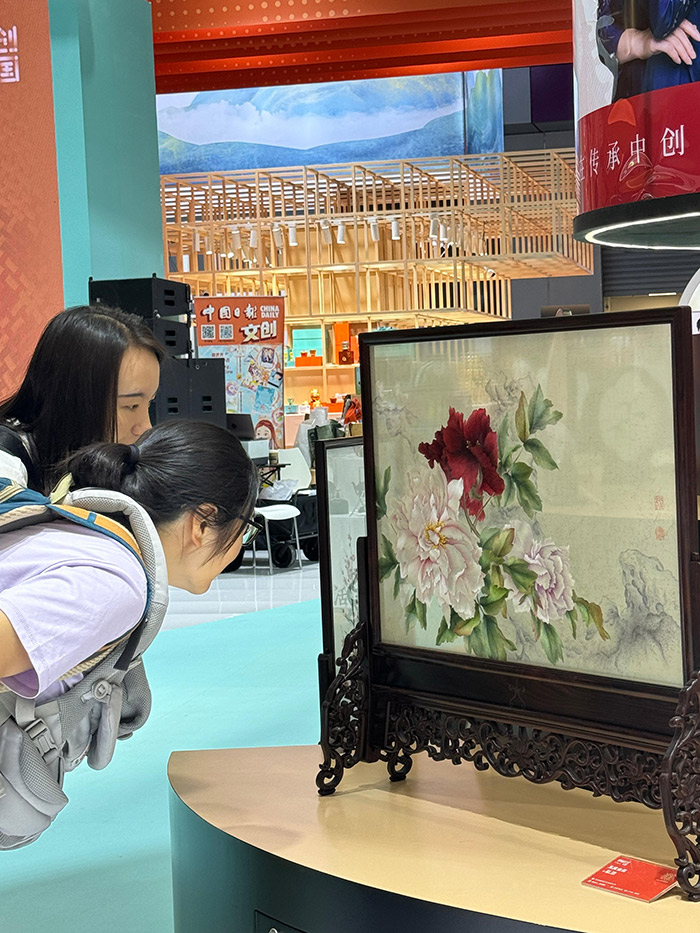 “文創(chuàng)中國(guó)”專題展區(qū)。參展觀眾供圖