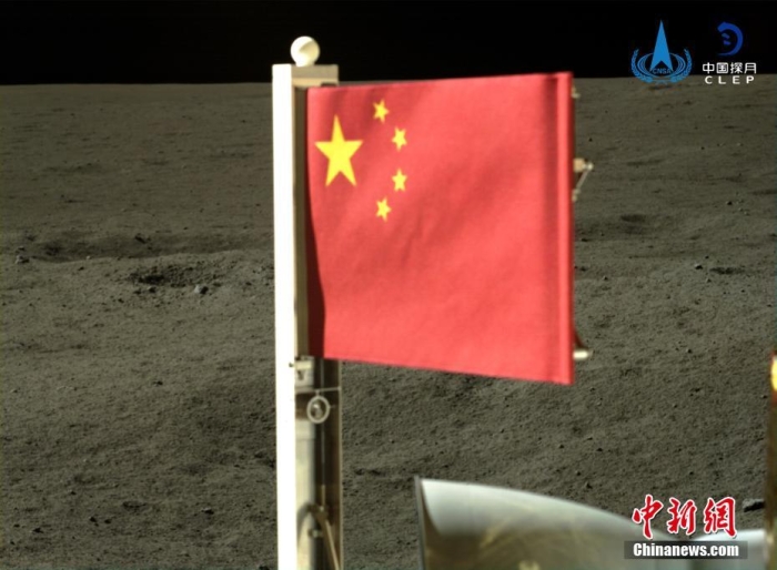 6月4日，中國(guó)國(guó)家航天局公布了嫦娥六號(hào)探測(cè)器在月球背面的五星紅旗展示影像。鮮艷的五星紅旗再次閃耀月球，這也是中國(guó)首次在月球背面獨(dú)立動(dòng)態(tài)展示國(guó)旗。<a target='_blank' href='/'><p  align=