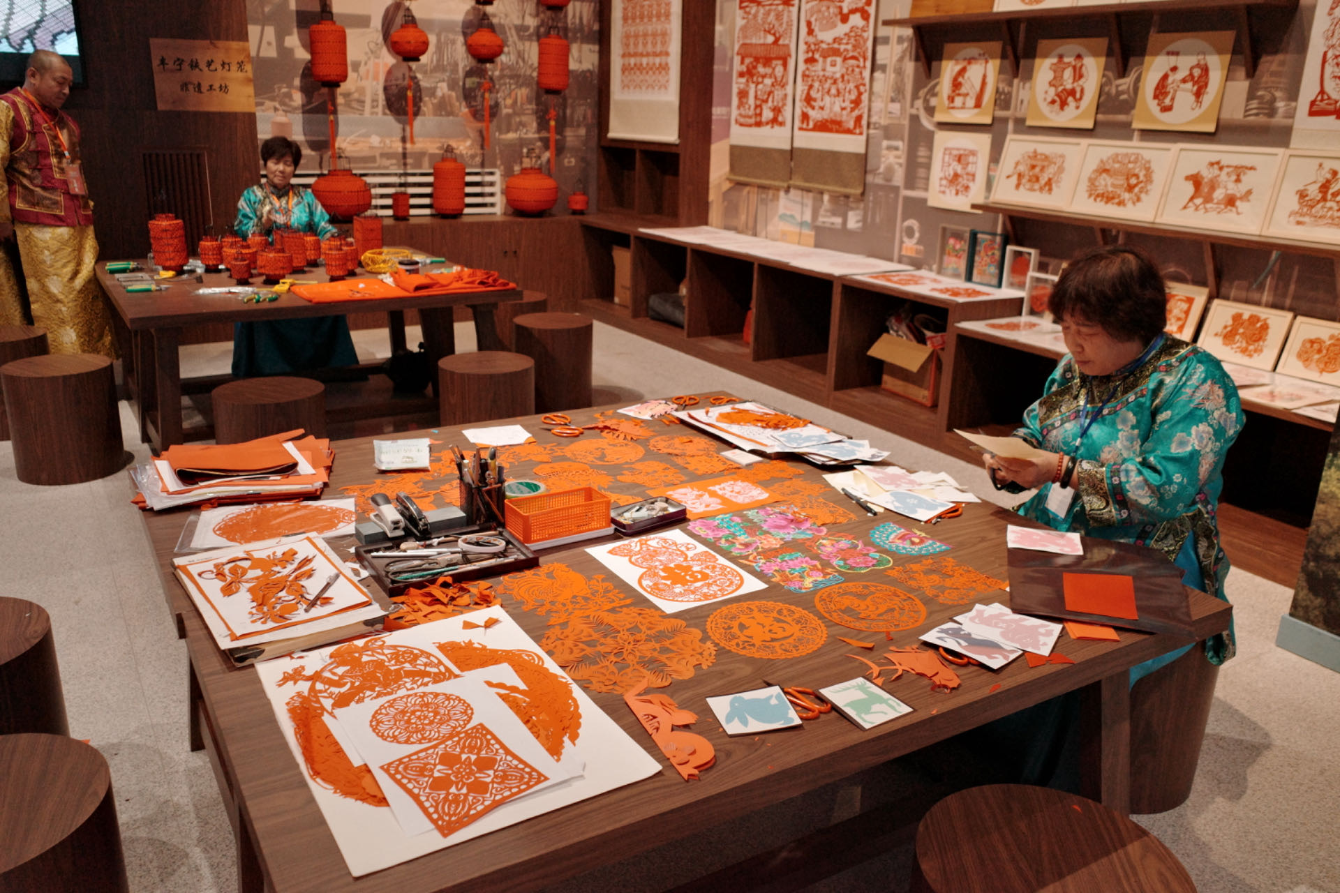 “氣象萬(wàn)千——中國(guó)非遺保護(hù)實(shí)踐主題展”上，非遺傳承人現(xiàn)場(chǎng)展示。人民網(wǎng)記者 劉微攝