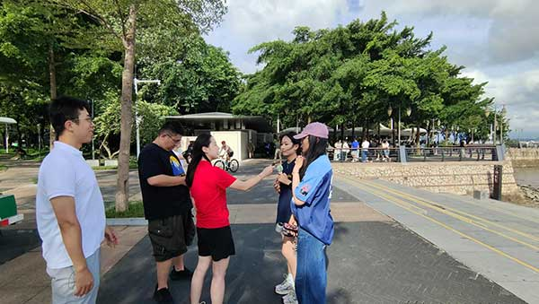 人民網(wǎng)記者采訪紅樹林公園游客。人民網(wǎng)記者 李彤攝