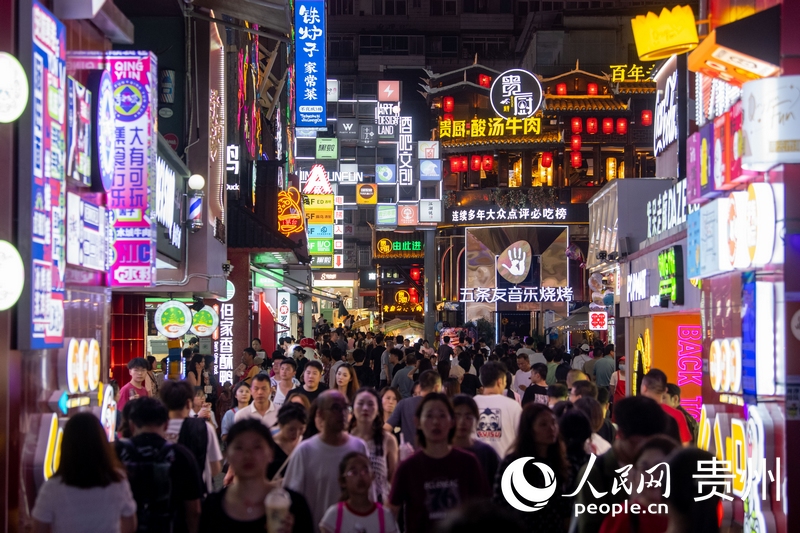 6月21日，貴陽(yáng)，青云市集內(nèi)游人如織。人民網(wǎng)記者 翁奇羽攝