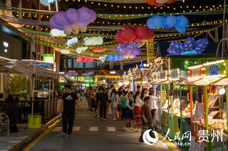 6月21日，貴陽(yáng)新印廠霓虹閃爍，映照城市夜生活。人民網(wǎng) 陽(yáng)茜攝