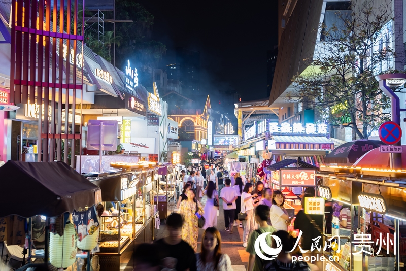 6月21日，夜幕下人頭攢動(dòng)的貴陽(yáng)市太平路街區(qū)。人民網(wǎng)記者 涂敏攝