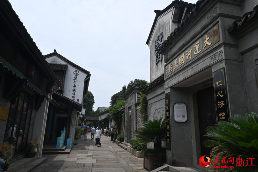 運(yùn)河邊的老建筑被完好保存下來。人民網(wǎng)記者 張麗瑋攝