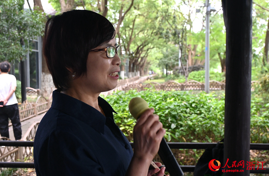 面向運(yùn)河，任國(guó)萍放聲歌唱。人民網(wǎng)記者 張麗瑋