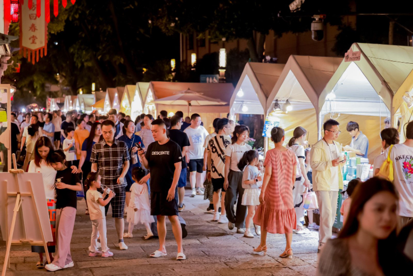 本屆中國(guó)大運(yùn)河廟會(huì)吸引不少市民游客前來參觀游玩。拱墅區(qū)委宣傳部供圖