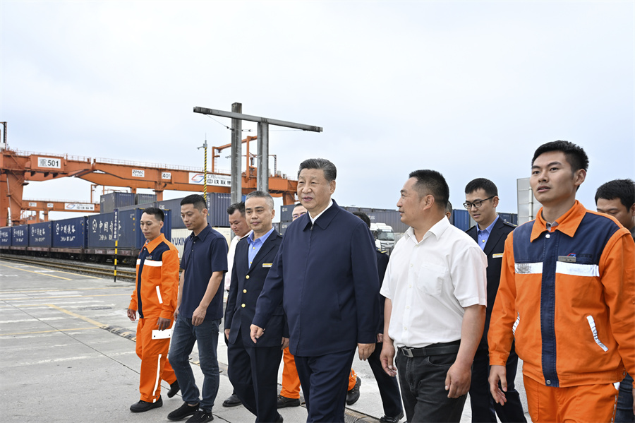 2024年4月22日至24日，中共中央總書記、國家主席、中央軍委主席習(xí)近平在重慶考察。這是22日下午，習(xí)近平在重慶國際物流樞紐園區(qū)重慶鐵路集裝箱中心站，同貨車司機(jī)、列車司機(jī)、裝卸工人、場站管理人員等親切交流。新華社記者 岳月偉 攝