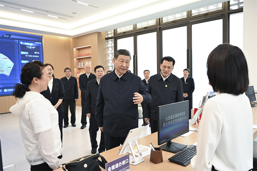 2024年4月22日至24日，中共中央總書記、國家主席、中央軍委主席習(xí)近平在重慶考察。這是22日下午，習(xí)近平在九龍坡區(qū)謝家灣街道民主村社區(qū)考察。新華社記者 謝環(huán)馳 攝