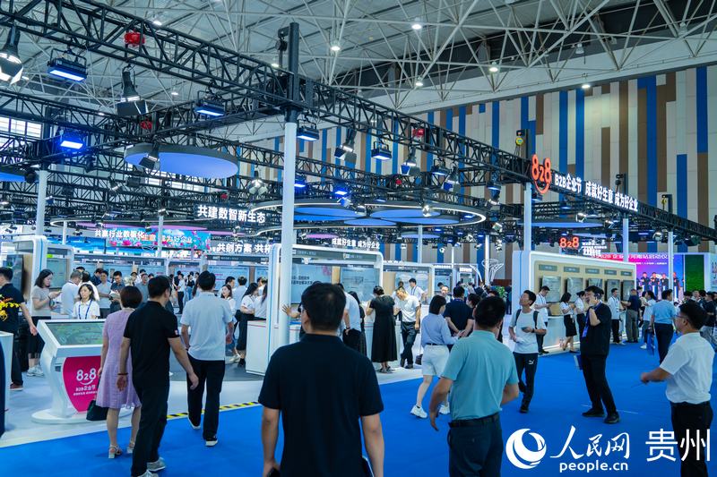 2、2024數(shù)博會共吸引400余家展商參展。人民網(wǎng) 陽茜攝.jpg