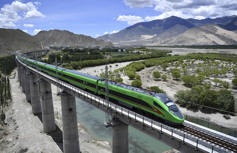 2022年6月22日，復(fù)興號(hào)列車行駛在西藏山南境內(nèi)。