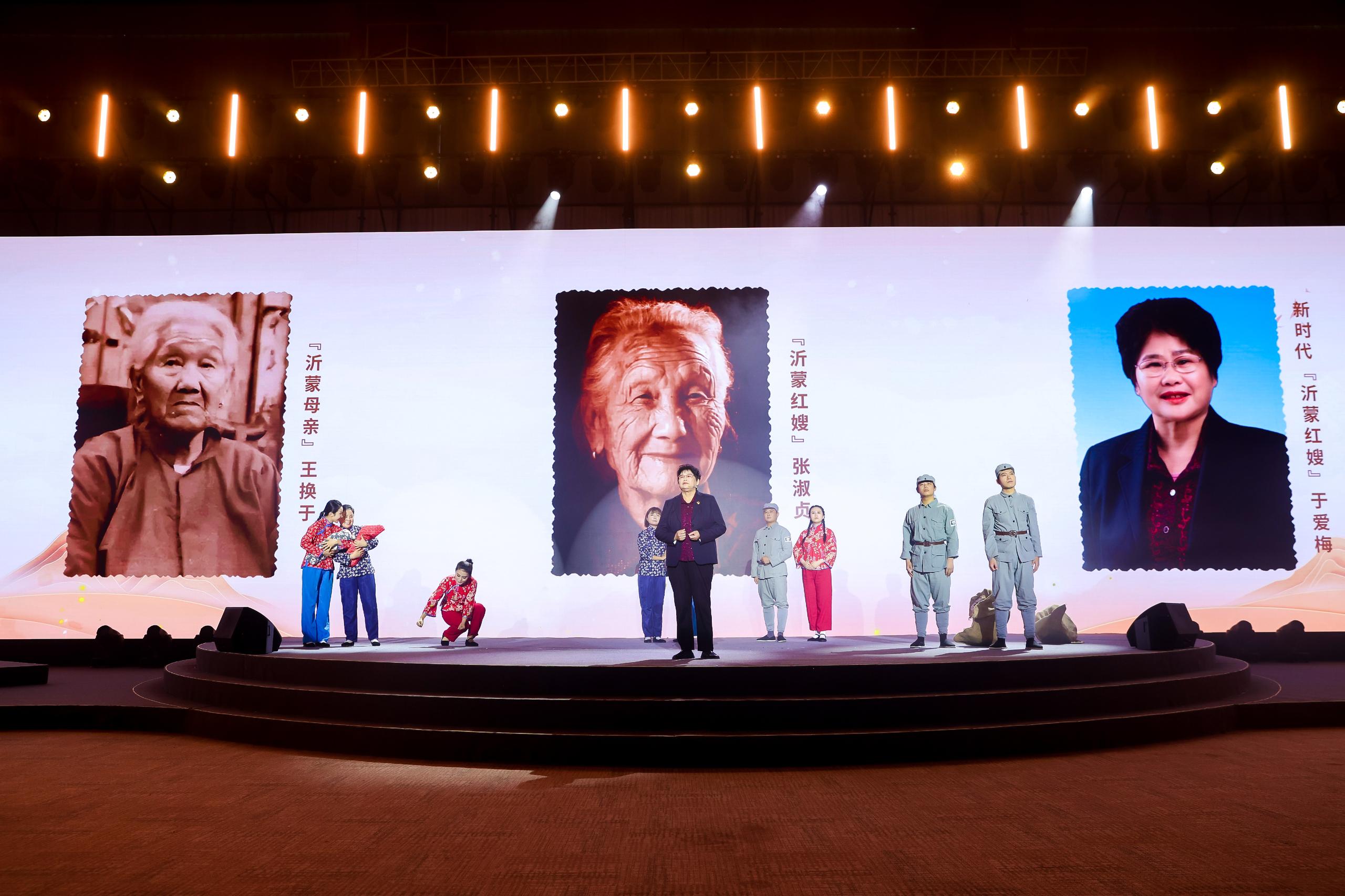 “何以中國·弦歌不輟”網(wǎng)絡(luò)主題活動現(xiàn)場，于愛梅講述“沂蒙紅嫂”的故事。人民視頻供圖。