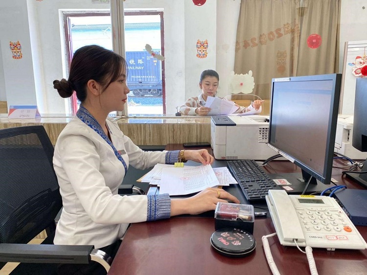 春節(jié)期間，中老鐵路員工堅守崗位，保障鐵路運(yùn)行安全、暢通。李加勇攝
