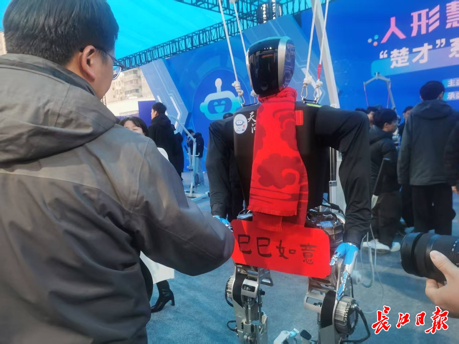“天問(wèn)”人形機(jī)器人和參觀市民握手，互致新年快樂(lè)。 長(zhǎng)江日?qǐng)?bào)記者陳永權(quán) 攝