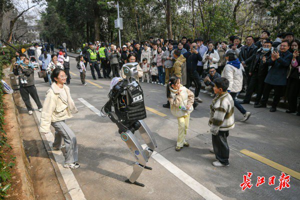 “智警小珞”人形機(jī)器人和小朋友們斗舞。長(zhǎng)江日?qǐng)?bào)記者史偉 攝