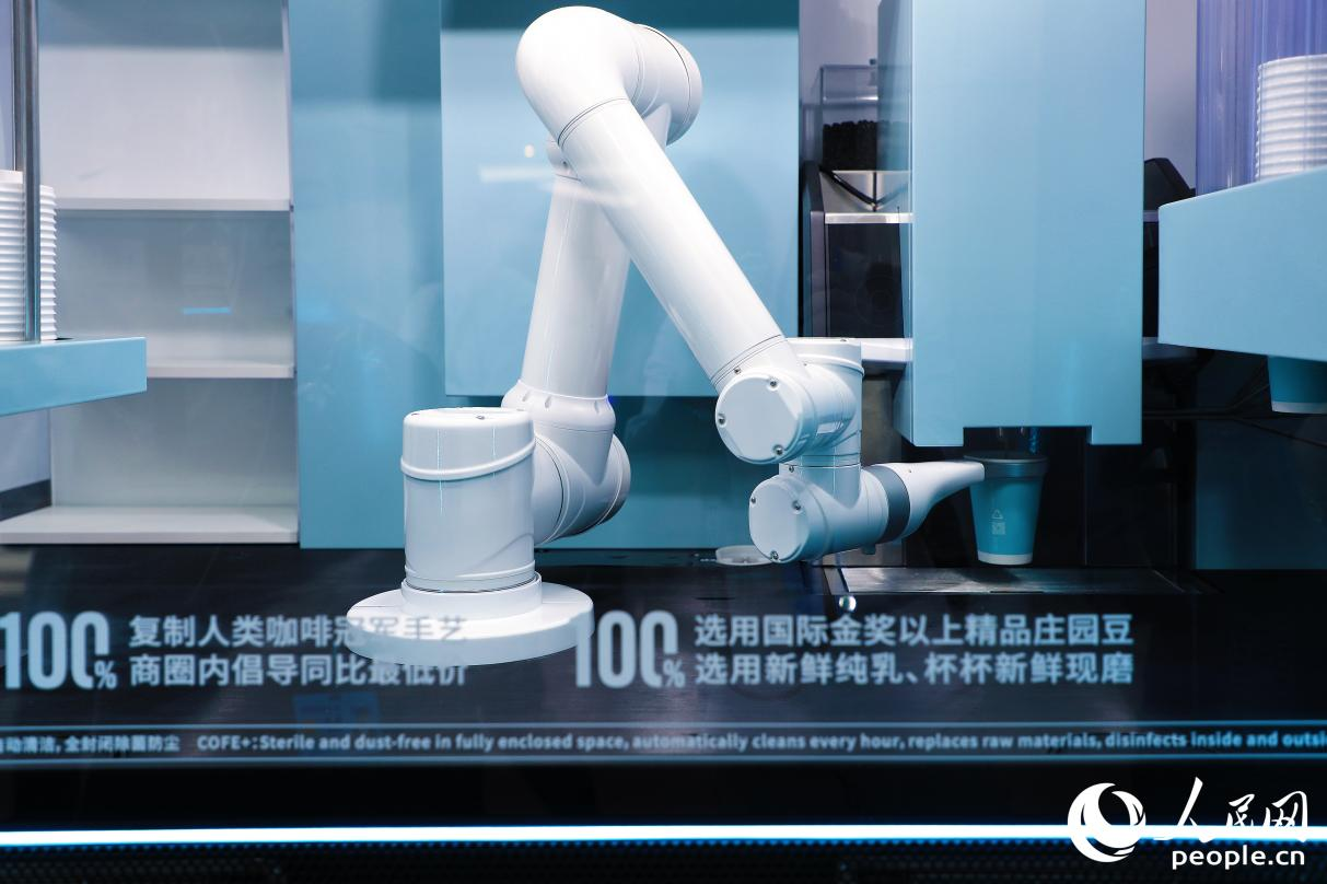 機(jī)器人現(xiàn)磨咖啡。人民網(wǎng) 李唯一攝