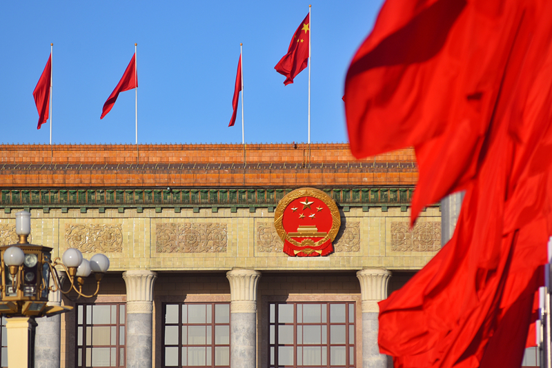 2024年3月8日，北京上空現(xiàn)“兩會(huì)藍(lán)”，人民大會(huì)堂前紅旗飄揚(yáng)。