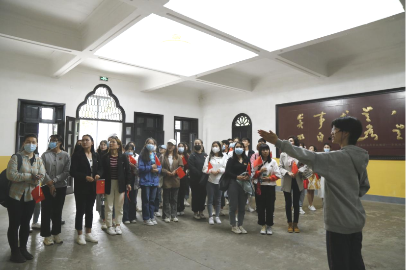 2021年5月20日，在喜迎中國(guó)共產(chǎn)黨建黨100周年之際，我校開展了少數(shù)民族學(xué)生“學(xué)黨史、感恩黨、跟黨走”紅色研學(xué)活動(dòng)。